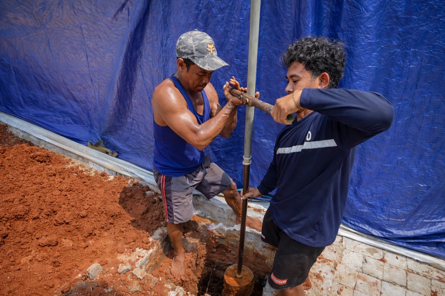 Proses strauss pile manual untuk renovasi bangunan di kawasan elit BSD