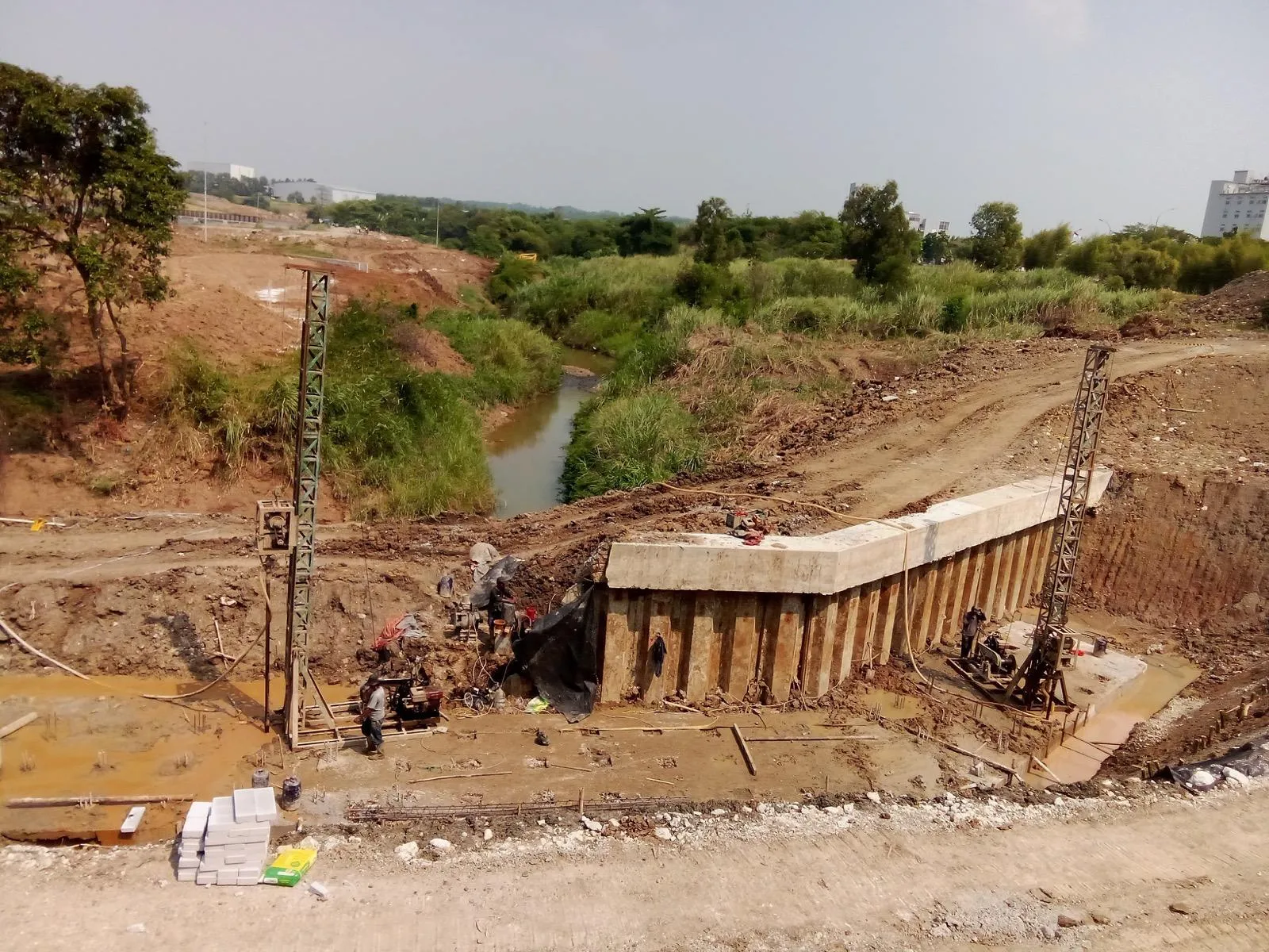 Mesin bore pile mini crane beroperasi di area pabrik Karawang untuk pengerjaan pondasi turap beton bertulang - peralatan bore pile modern milik CV Artomoro