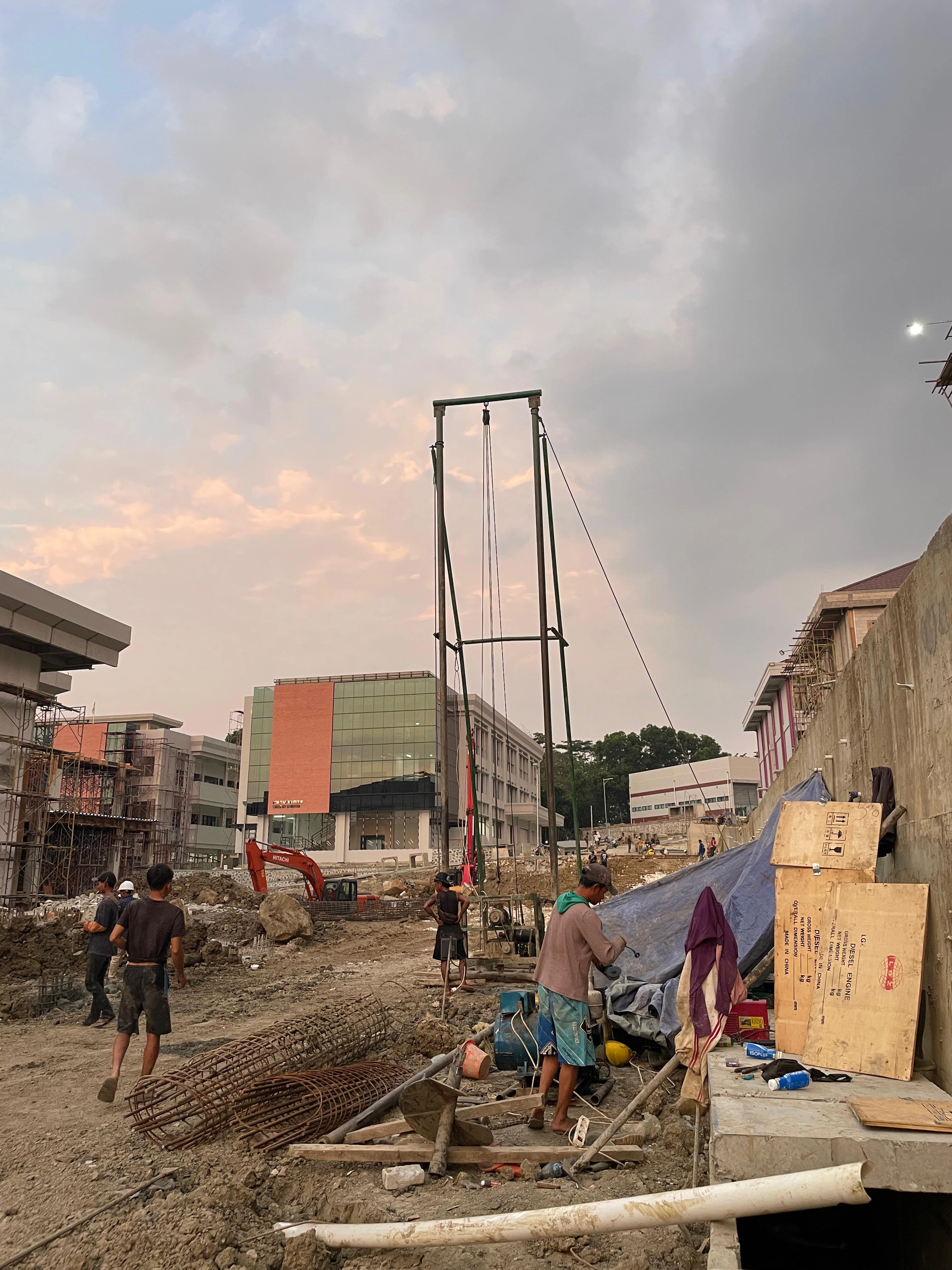 Pengerjaan bore pile untuk pondasi gedung asrama Universitas Pertahanan (UNHAN) Sentul - kontraktor bore pile profesional untuk bangunan pemerintahan oleh CV Artomoro