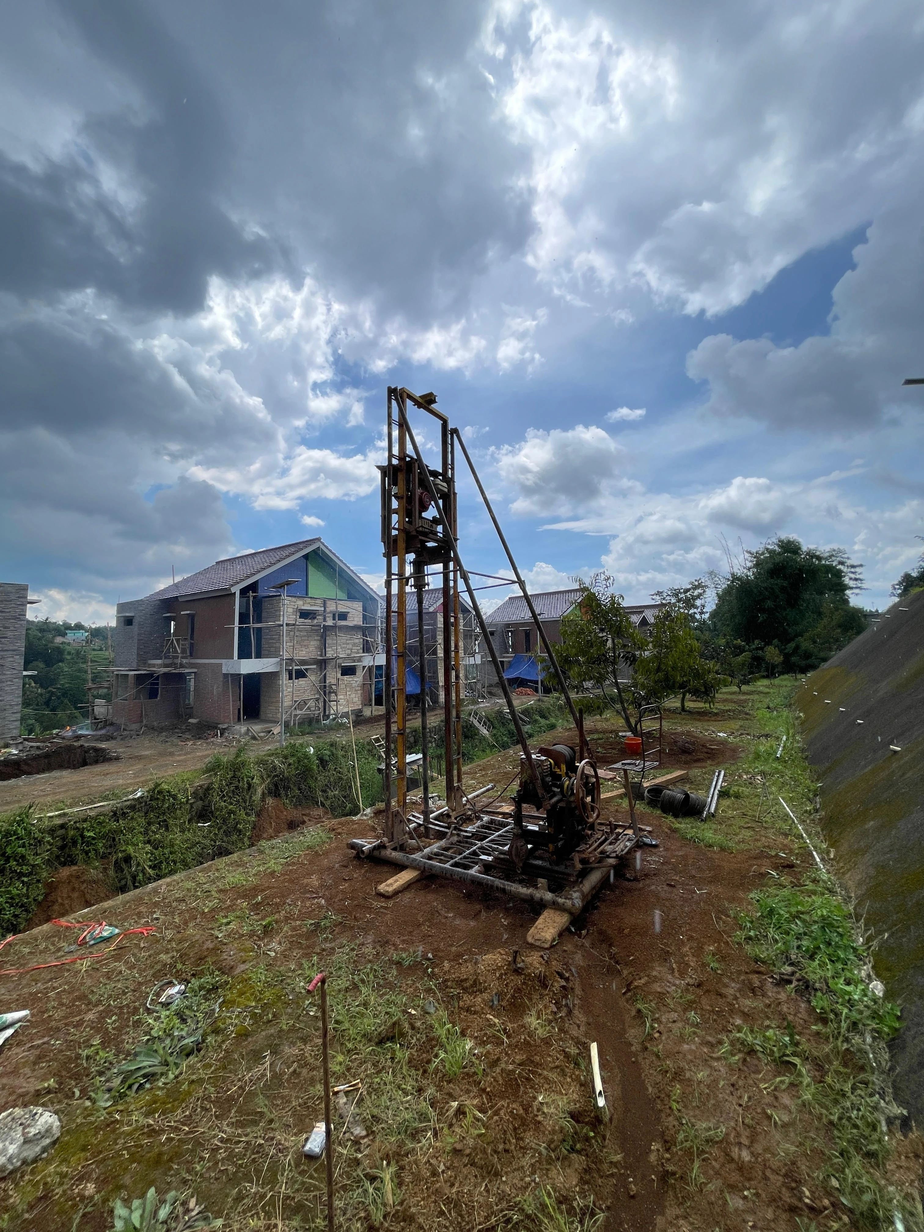 Mesin gawangan mini pile bekerja di area terbatas