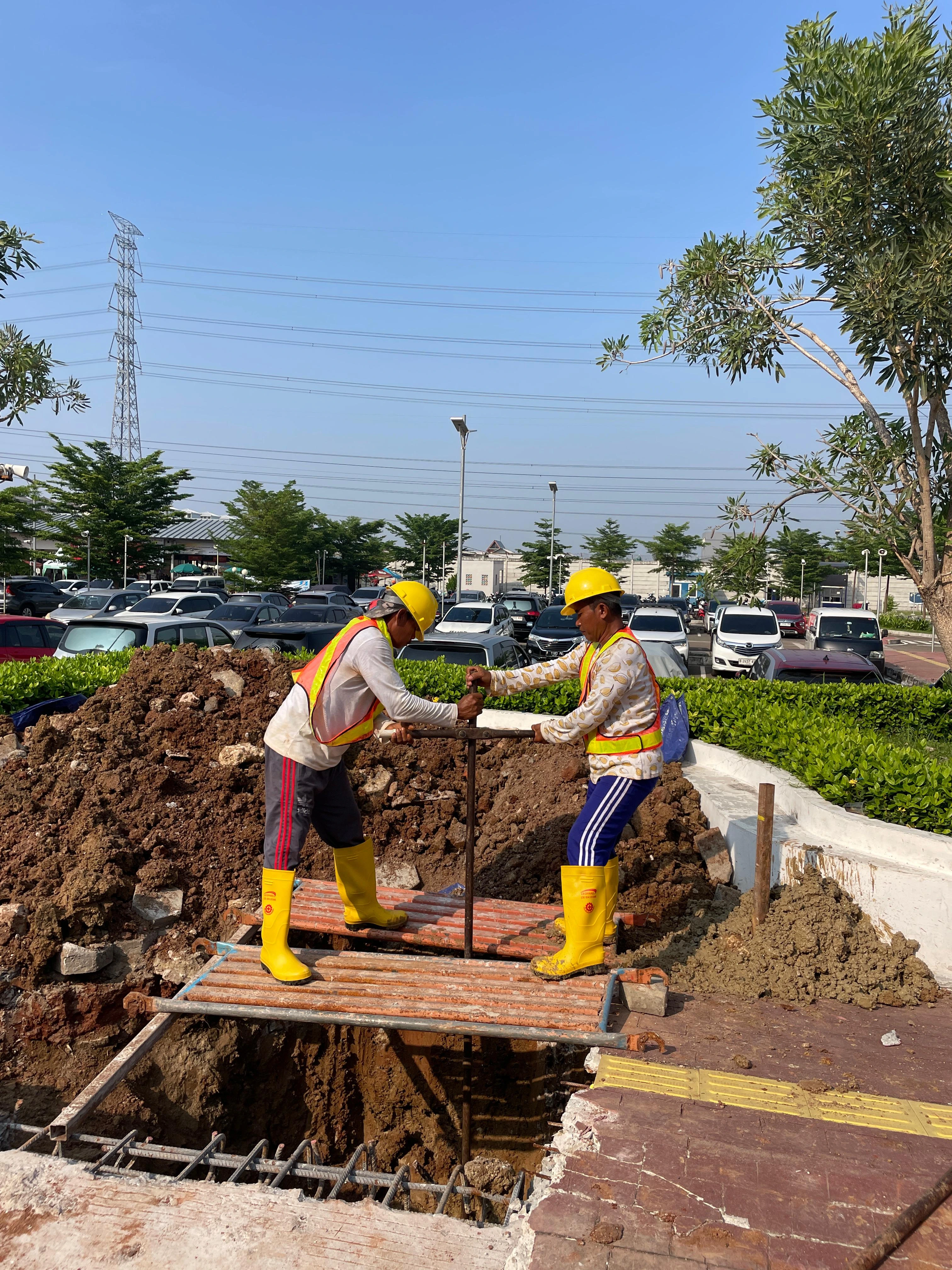 Proses strauss pile manual untuk pondasi kanopi di Muara Angke Jakarta