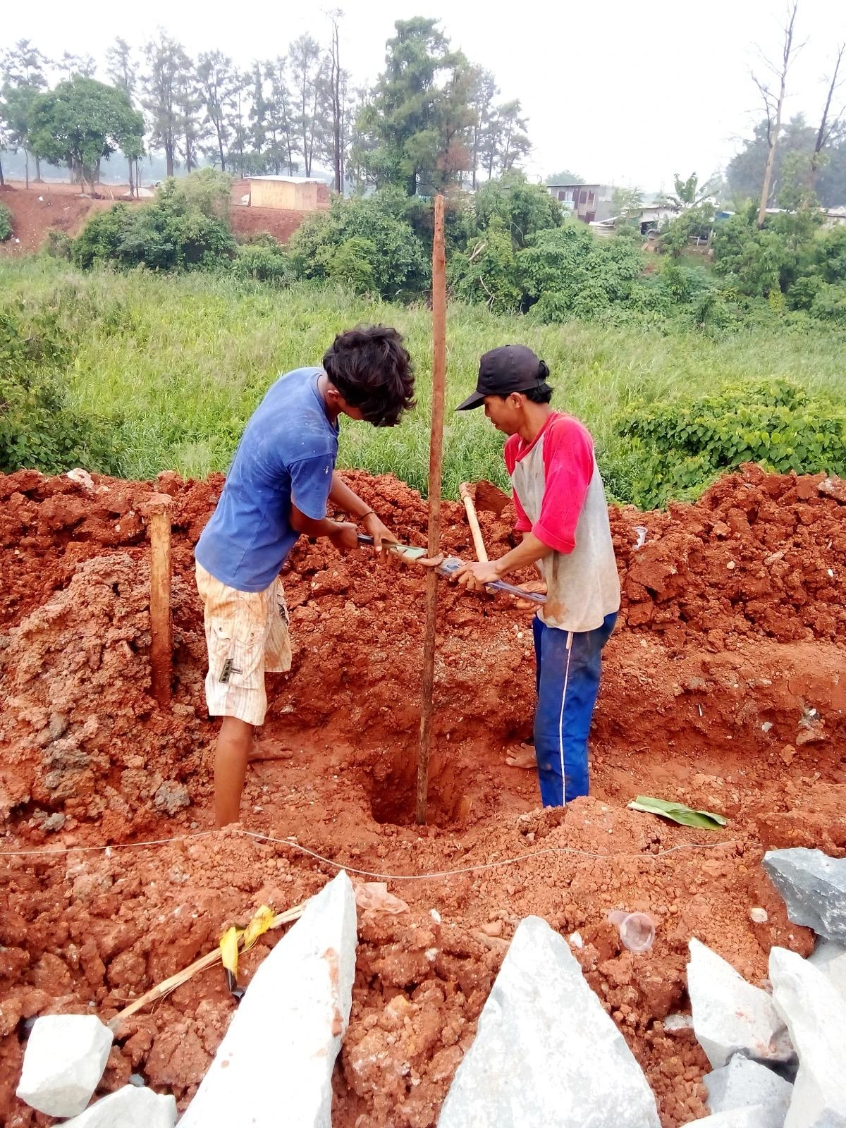 Pengerjaan strauss pile untuk pondasi pagar perumahan elit di BSD Tangerang dengan kondisi tanah urug - solusi pondasi strauss pile yang kokoh dari CV Artomoro